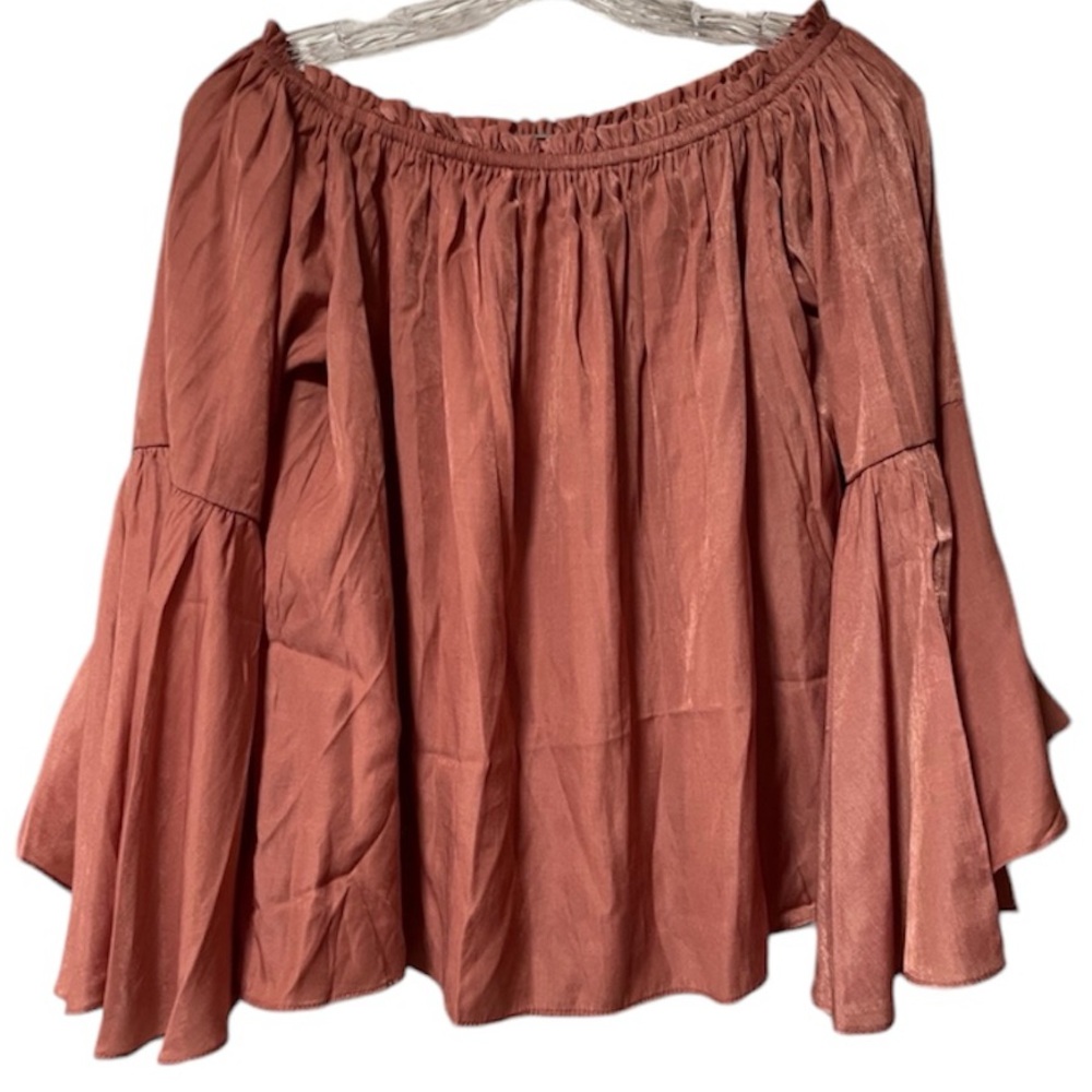 HAUTE MONDA Women's Mauve/Peachy off the shoulder
Bell sleeve top Size Medium